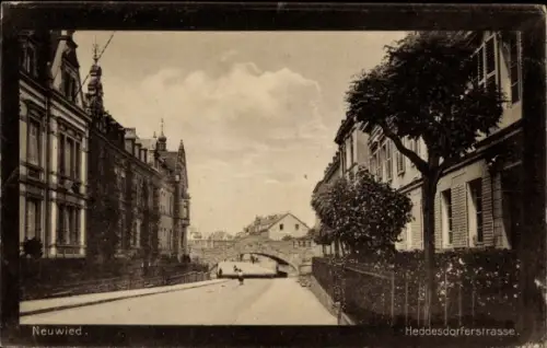 Ak Heddesdorf Neuwied am Rhein,  Heddesdorferstraße, Brücke, Bäume, Häuser