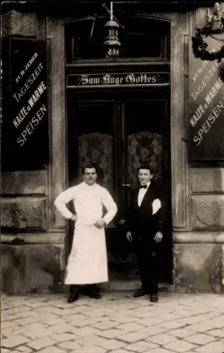 Foto Ak Wien 17 Hernals, Zum Auge Gottes, Kellner vor der Eingangstür