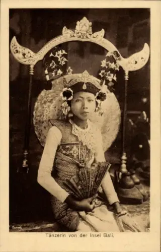 Ak Insel Bali Indonesien, Tänzerin in Tracht, Fächer