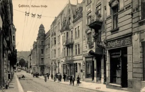 Ak Jablonec nad Nisou Gablonz an der Neiße Region Reichenberg,  Rathaus-Straße, Geschäfte, Straße