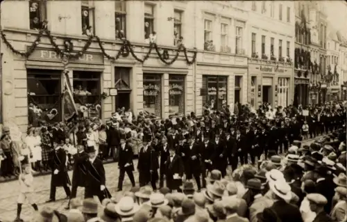 Foto Ak Düren im Rheinland, Festzug, Parade, geschmückter Straßenzug, Geschäfte, Friseur