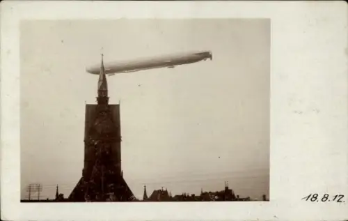 Foto Ak Hannover, Zeppelin über der Stadt, Kirchturm