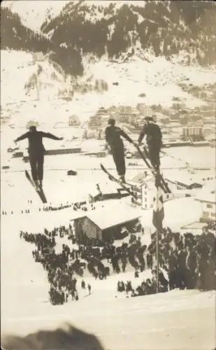 Foto Ak Davos Kanton Graubünden, Gesamtansicht, Skispringer