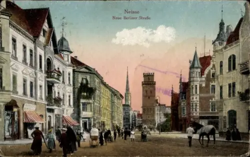 Ak Nysa Neisse Schlesien, Neue Berliner Straße, Passanten