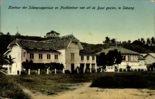 Ak Sabang Indonesien, Kantoor der Scheepsagentuur en Postkantoor van uit de Baai gezien