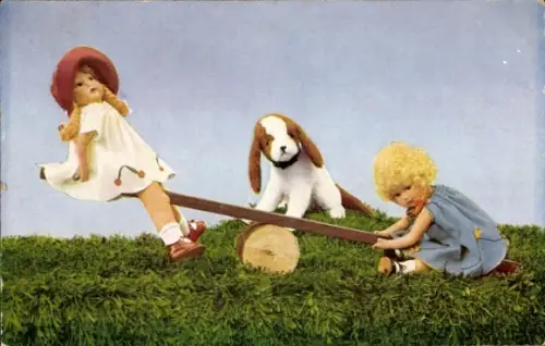 Ak Käthe Kruse Puppen auf einer Wippe, Stoffhund