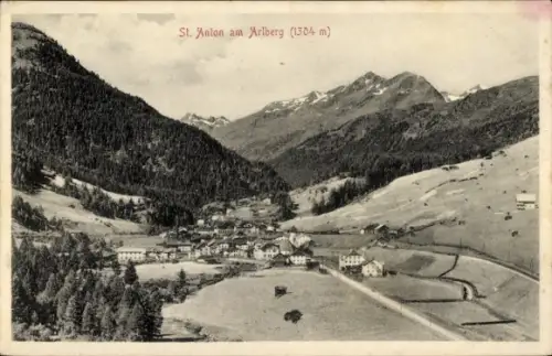 Ak St. Anton am Arlberg Tirol Österreich, Ulmer Hütte, Bergtal mit Dorf, Wiesen und Feldern, Wäld