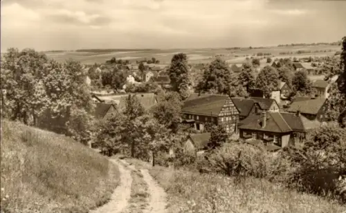 Ak Bernsdorf (Kreis Hohenstein Ernstthal) Sachsen,  Dorfansicht, Fachwerkhaus, Feldlandschaft, We