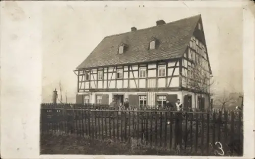 Foto Ak Hermsdorf Bernsdorf in Sachsen, Fachwerkhaus, Anwohner im Garten