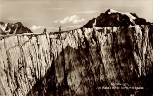 Ak Spitsbergen Spitzbergen Norwegen, am Rande einer Gletscherspalte