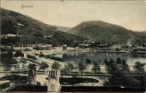 Ak Bergen Norwegen,  Stadtpanorama mit Park und Uferpromenade