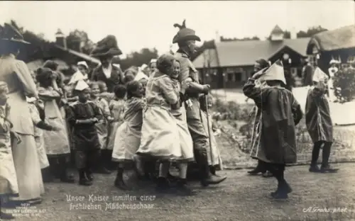 Ak Kaiser Wilhelm II inmitten fröhlicher Mädchenschar, Besuch Kaiser Wilhelm Kinderheim Ahlbeck