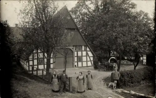 Foto Ak Neuenkirchen Melle in Niedersachsen, auf dem Gehöft, Fachwerkhaus, Menschen