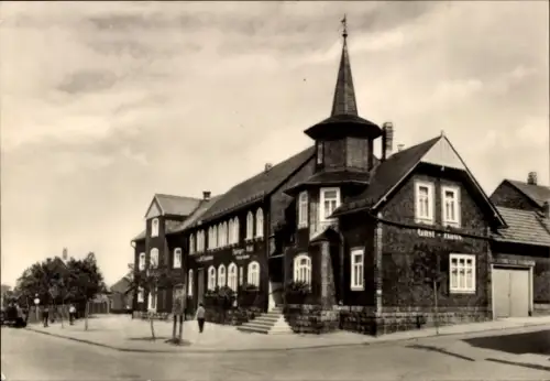 Ak Geschwenda Thüringen, Gasthaus, Thüringer Wald, s Gebäude, Straße, Bäume, Wolken