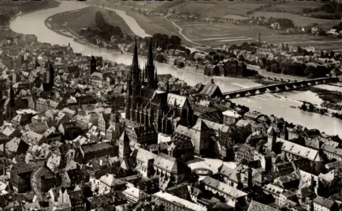 Ak Regensburg an der Donau Oberpfalz, Fliegeraufnahme, Dom, Steinerne Brücke