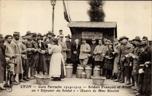 CPA Lyon Rhône, Gare Perrache 1914-1919, Soldats Francais et Allies au Dejeuner du Soldat
