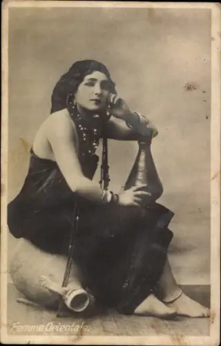 Ak Beirut Beyrouth Libanon, Femme Orientale, Frau auf einem Krug sitzend, Schmuck