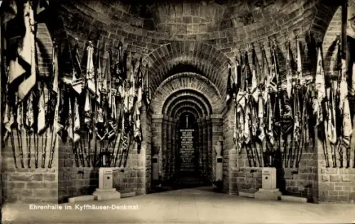 Ak Steinthaleben Kyffhäuserland in Thüringen, Ehrenhalle im Kyffhäuser Denkmal, Fahnen