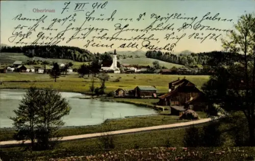 Ak Obertrum am See in Salzburg, Seeufer mit Weg, Bäume, Bauernhäuser und Scheunen, Kirche mit Tur