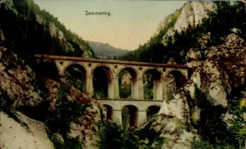 Ak Semmering in Niederösterreich, Doppelstöckiges steinernes Viadukt mit Rundbögen, steile bewald