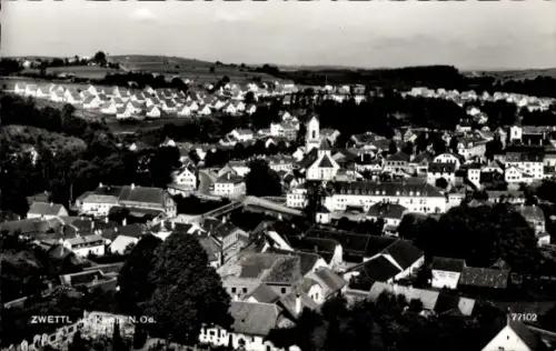 Ak Zwettl Niederösterreich, Luftaufnahme der Stadt, Kirchturm, zahlreiche Wohnhäuser, Reihenhäuse