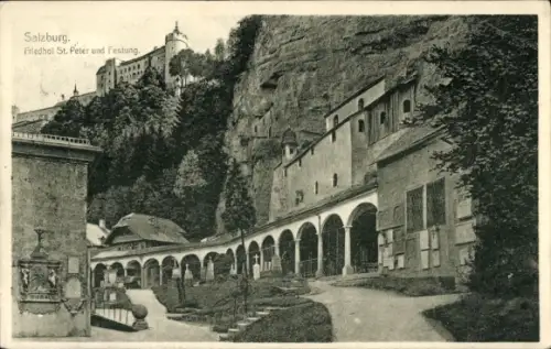 Ak Salzburg in Österreich, Friedhof mit Arkaden, Säulengang und Bögen, steile Felswand, Festungsb