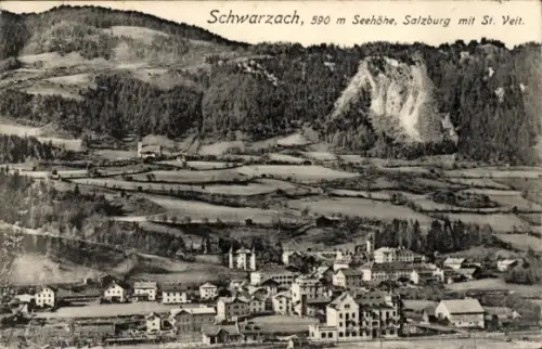 Ak Schwarzach im Pongau in Salzburg, Dorfpanorama, Kirche mit Turm, Felder/Wiesen, bewaldete Hüge