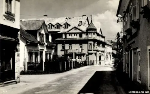 Ak Mitterbach am Erlaufsee Niederösterreich, Straße mit niedrigen Wohnhäusern, großes Eckhaus mit
