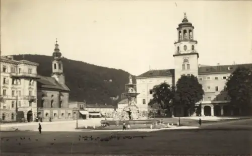 Ak Salzburg in Österreich, Großer Brunnen mit Figuren, Offener Platz mit wenigen Fußgängern, Gebä