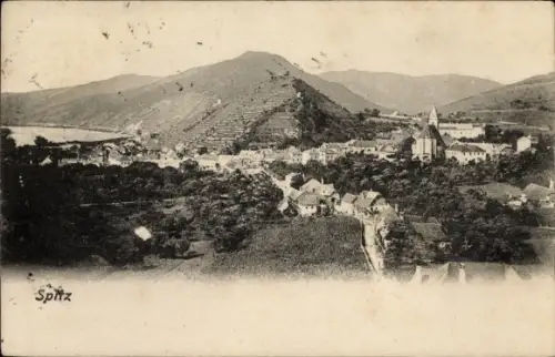 Ak Spitz an der Donau Niederösterreich, Panorama der Ortschaft, Weinberge an Hängen, Kirchturm, H
