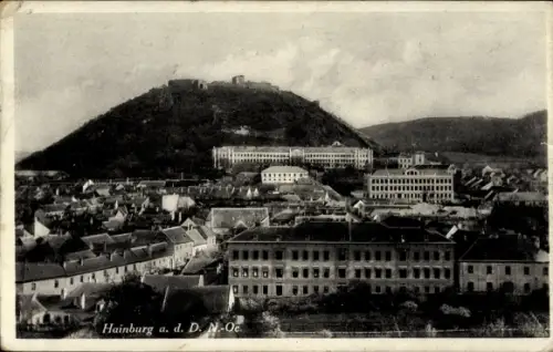 Ak Hainburg an der Donau Niederösterreich, Reihen von Häusern, großes mehrstöckiges Gebäude im Vo