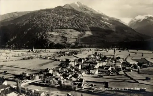 Ak Mittersill in Salzburg, Dorf mit Kirche und Kirchturm, Fluss mit Brücke, Felder, Bergpanorama,