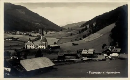 Ak Filzmoos im Pongau in Salzburg, Kirchturm und Kirche, Bauernhäuser und Scheunen, Hügelige Wies