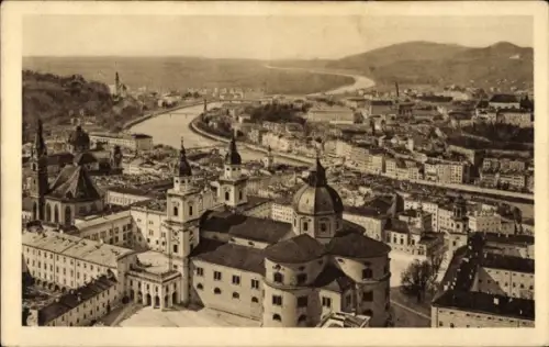 Ak Salzburg in Österreich, Fluss mit Brücke, mehrere Kirchenkuppeln und Türme, dichtes Stadtpanor