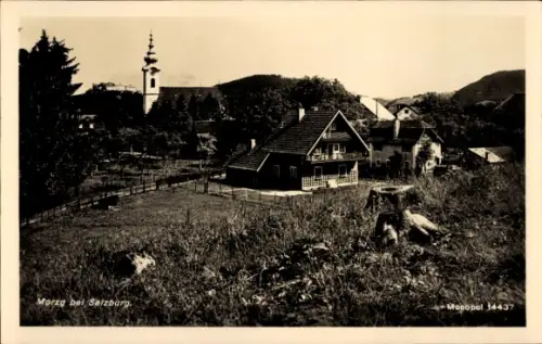 Ak Salzburg in Österreich, Kirchturm, Wohnhaus mit Balkon, umzäunte Gärten, Wiese mit Baumstümpfe