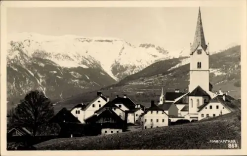 Ak Mariapfarr in Salzburg, Kirche mit spitzem Turm, Häuser, Baum, verschneite Berge, Wiese, Bildn