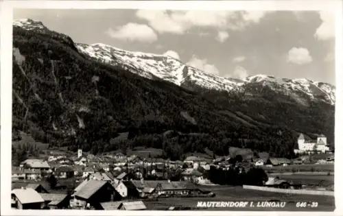 Ak Mauterndorf in Salzburg, Dorf mit Häusern und Kirchturm, Waldhänge, schneebedeckte Berggipfel,