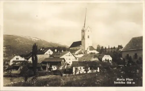 Ak Maria Alm am Steinernen Meer in Salzburg, Kirchturm mit hohem Turmspitz, umgebende Wohnhäuser,