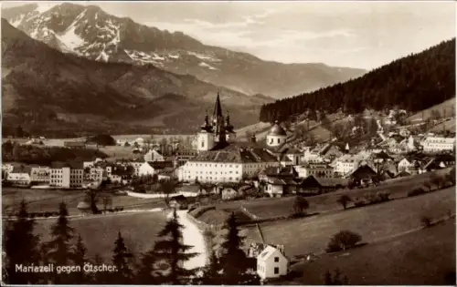 Ak Mariazell Steiermark, Schneebedeckte Berge, Kirche mit hohem Turm und Kuppeln, Dorf mit Häuser