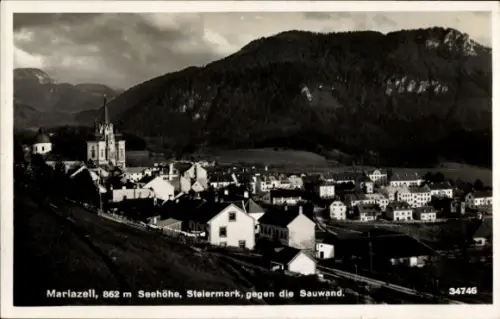 Ak Mariazell Steiermark, Kirchturm, Dorfhäuser, Hügel im Vordergrund, markante Bergwand