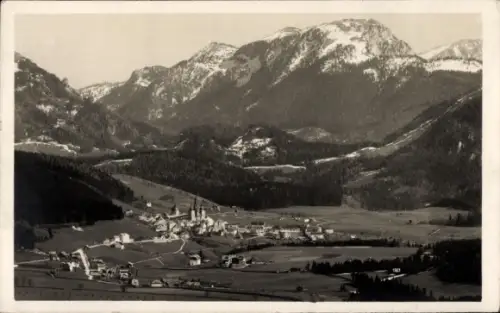 Ak Mariazell Steiermark, Dorfpanorama mit Kirchen und verstreuten Häusern, umgeben von Bergen und