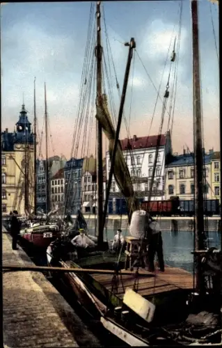 Ak Kiel,  Bootshafen, Segelboote am Bootssteg, Hafenfront mit Häuserzeile