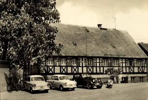 Ak Bernsdorf in Sachsen, HO-Gaststätte Goldner Hirsch, Autos