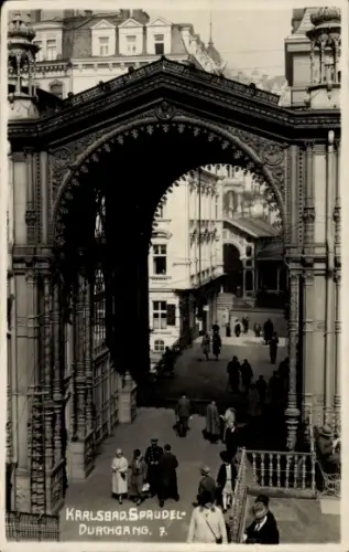 Foto Ak Karlovy Vary Karlsbad Stadt,  Sprudel, Durchgang 7