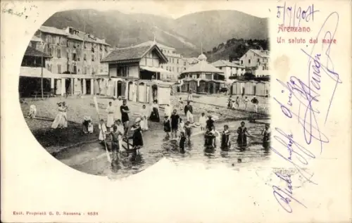 Ak Arenzano Ligurien,  Strand mit Badehütten, Badegäste, Lungomare, Hotels, Hügel im Hintergrund