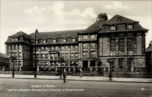 Ak Krefeld am Niederrhein, Lyzeum, Studien-Anstalt, Techn. Seminar, Frauenschule