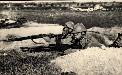 Ak Alerte aux gaz, französische Soldaten mit Gasmasken, Gewehr, 1940