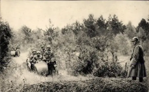 Ak Französische Soldaten, Motorradeinheit, Manöver