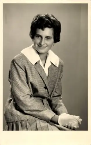 Foto Ak junge Frau im Kostüm, Sitzportrait, Fotograf C. Stallechner, Trostberg Obb.