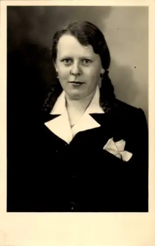 Foto Ak Portrait einer jungen Frau, Maria Surner, Patin
